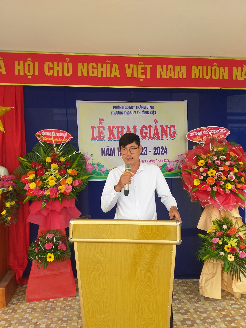 Ông Trần Đình Yến chủ tịch xã Bình Tú phát biểu trong lễ khai giảng năm học 2023 - 2024